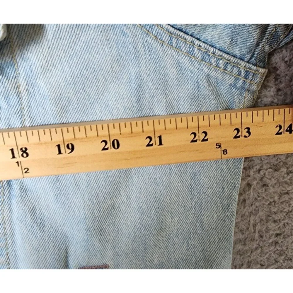 Levi’s Type 3 Light Wash Blue Denim Yellow Metal Button Up Trucker Jacket Size M